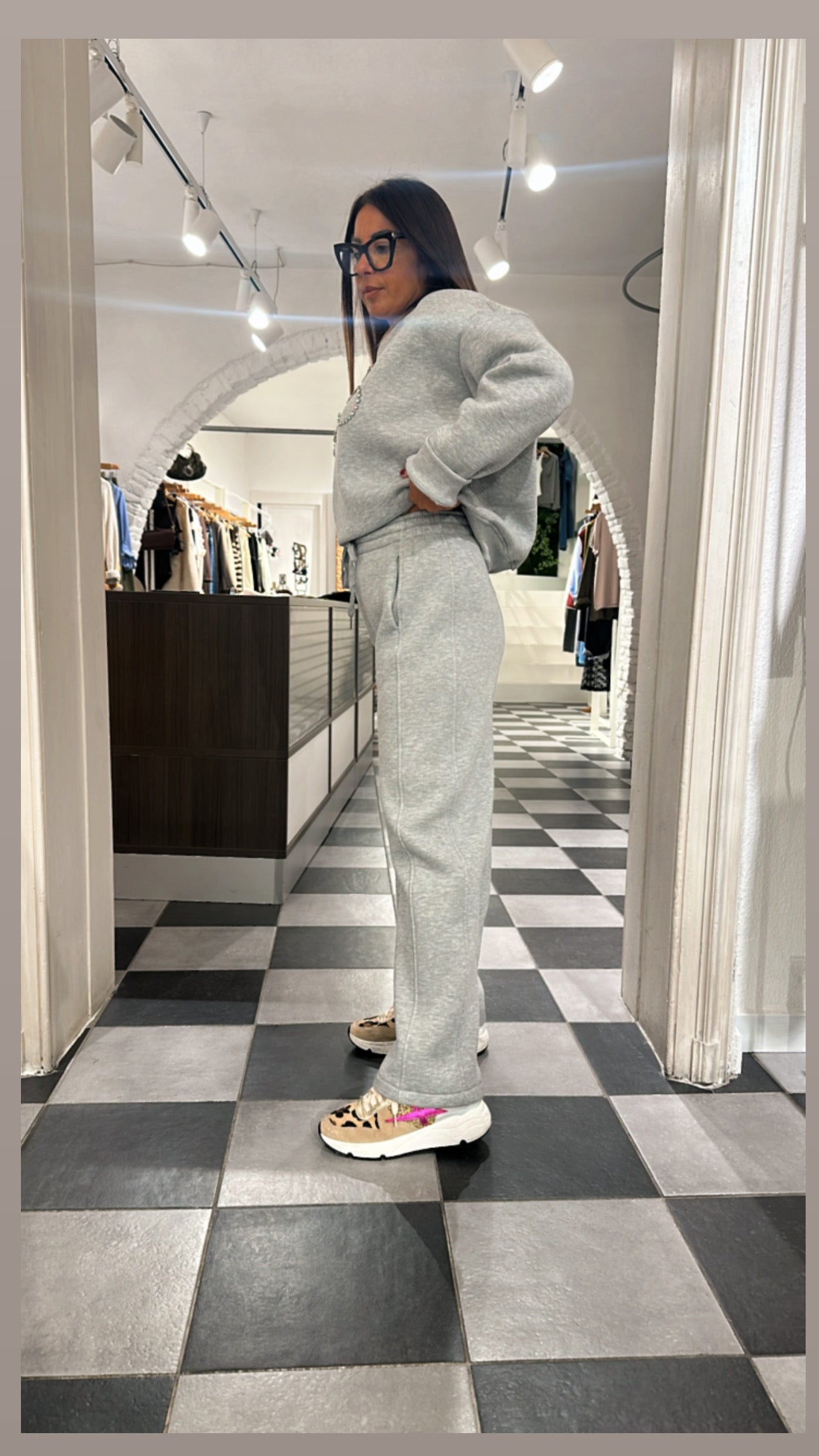 Tuta felpata con applicazioni