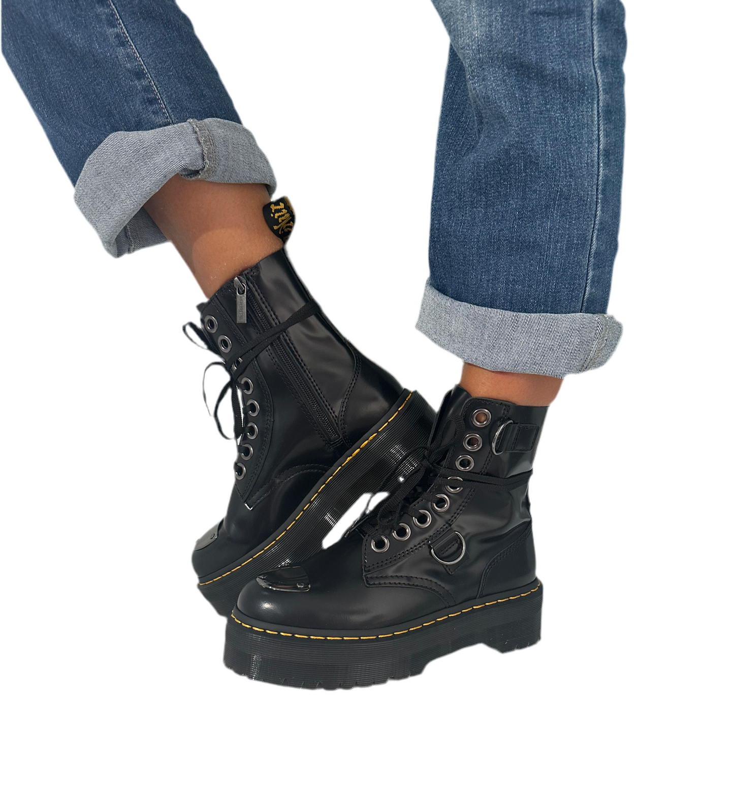 Dr.Martens con plateau in pelle liscia e punta metallo