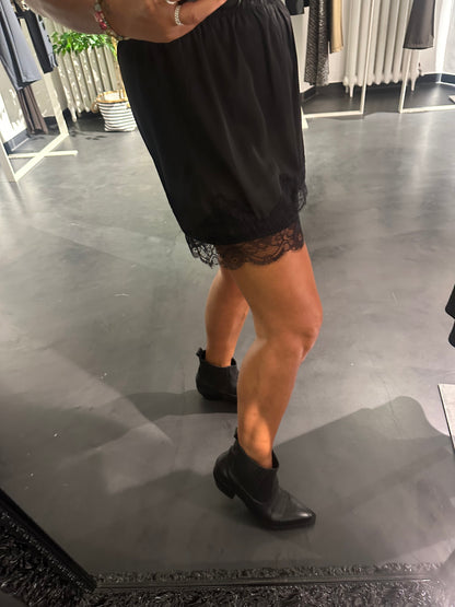 Short bordo in pizzo