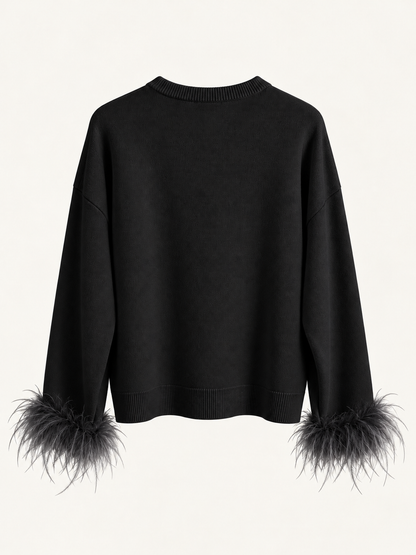 Maglia nera con piume ai polsi